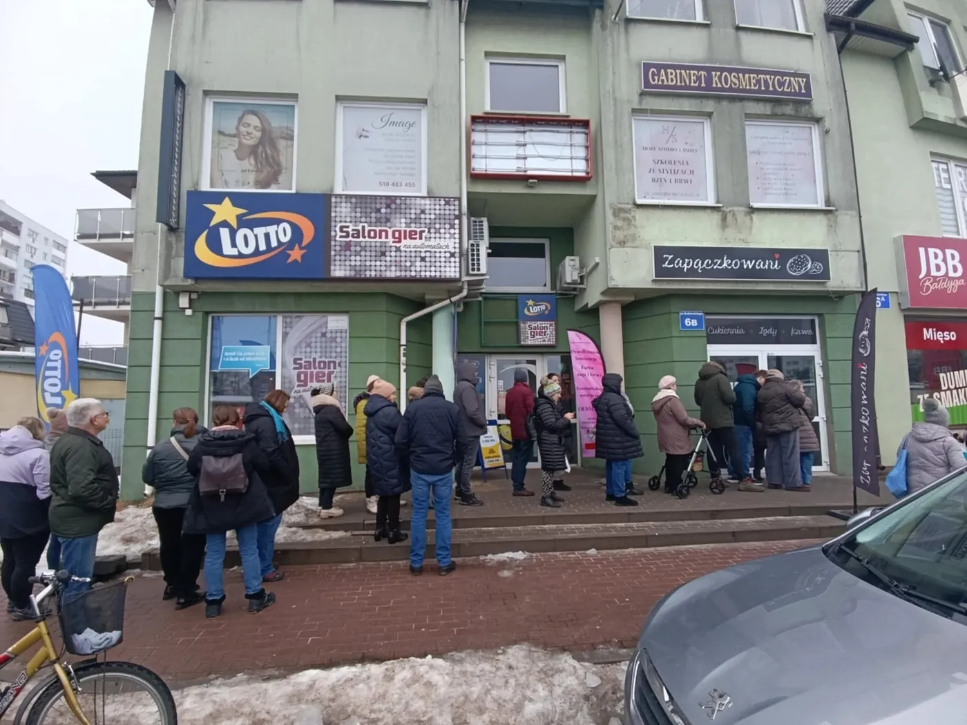 Kolejka klientów przed cukiernią Zapączkowani