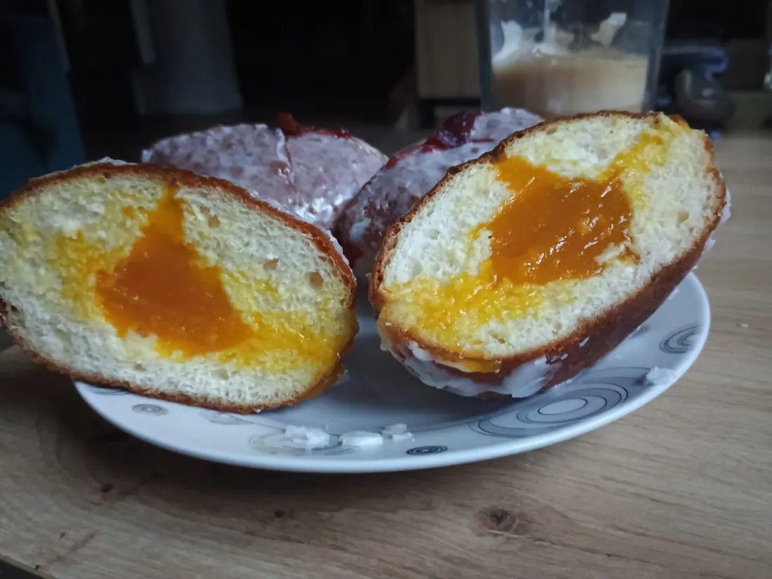 Przekrojony pączek z morelowym nadzieniem