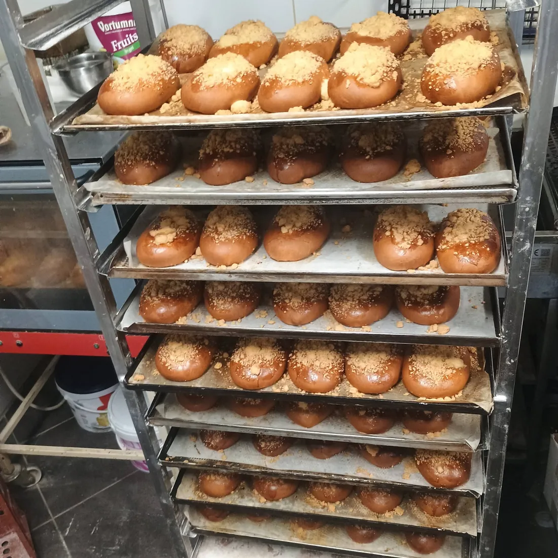 Regał pełen świeżych drożdżówek